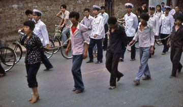 1983年郑州严打游街示众：犯人被“串”在一起

