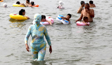 
揭秘青岛海滩“蒙面”泳者 “脸基尼”为何迅速走红