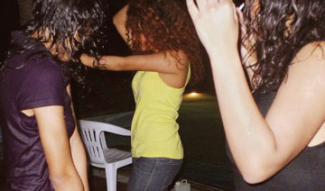 
最后一片净土不再 揭秘阿拉伯女性面纱下的私密世界