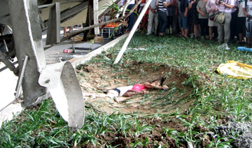 武汉水泥罐车侧翻 压倒数名行人