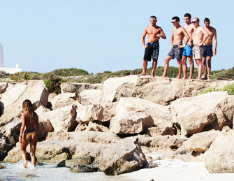 意大利女星裸泳遭众男围观