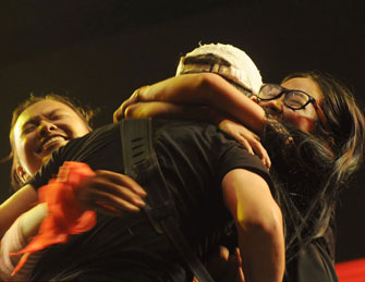 崔健激情献唱遭女歌迷熊抱