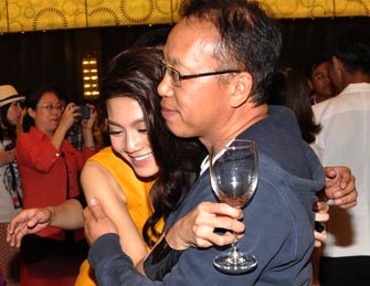 港嫩模周秀娜频遭神秘男搂抱