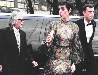 安妮-海瑟薇穿透视装 裙摆被踩