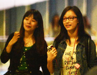 倪妮素颜回京 漂亮闺蜜抢镜 