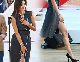 第17届釜山 全智贤穿高叉裙亮相