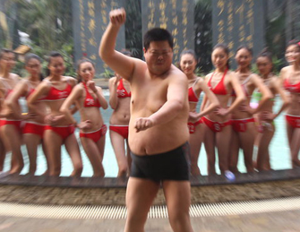 选美现场失控 游客大跳骑马舞