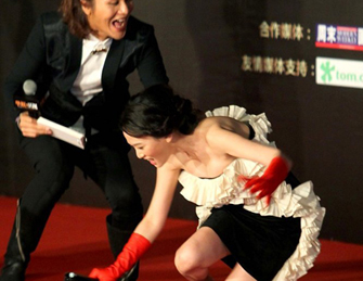 陈乔恩走红毯不慎摔倒