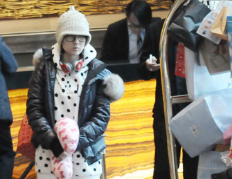 马苏收神秘鲜花 素颜住酒店