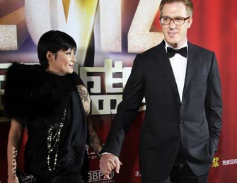 袁莉流产传闻后携洋老公亮相