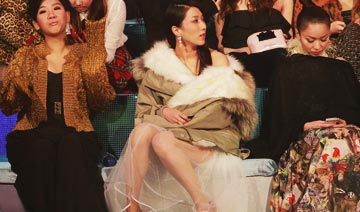 香港十大金曲奖台下：女星透视装吸睛