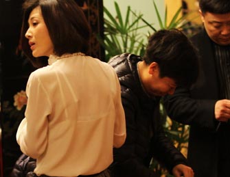 童蕾VIP室内脱衣遇尴尬