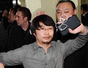 凯奇现身上海众人护驾排场大