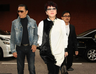 狄波拉与两任老公同出席友人葬礼