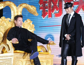 小罗伯特登蛇椅 黄晓明一旁“伺候”