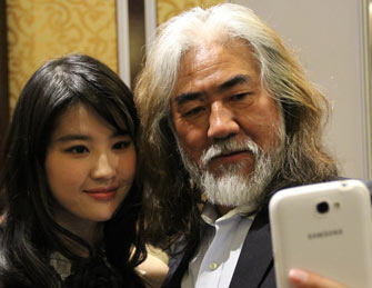 刘亦菲张纪中玩自拍