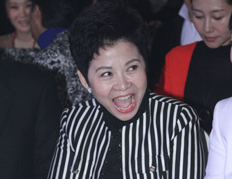 
董文华参加活动兴奋大笑