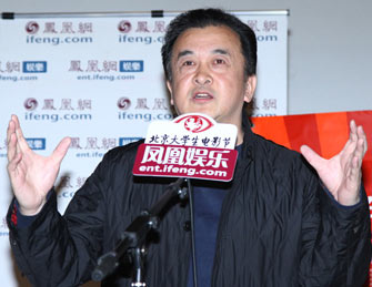 《倾城》首映 黄宏为雅安加油