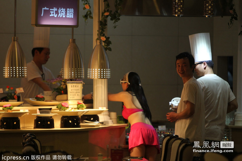 长沙一餐厅上演比基尼诱惑 网友吐槽太恶俗(图