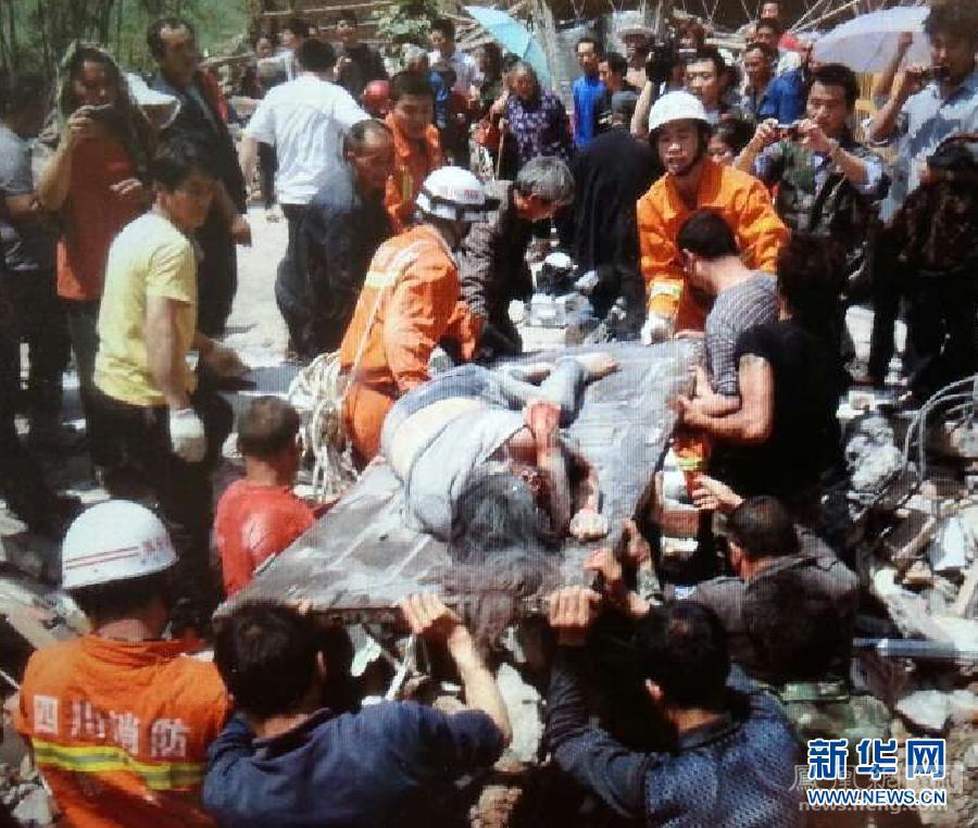 【转载】母亲被救出时仍怀抱孩子 - 芊芊紫嘉 - 芊芊紫嘉的博客欢迎你 母亲被救出时仍怀抱孩子 - 人在上海 - 中華日报Chinadaily