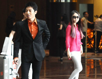 撒贝宁与女友人现身酒店被拍