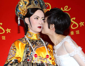 孙俪个人蜡像揭幕 献吻“甄嬛”