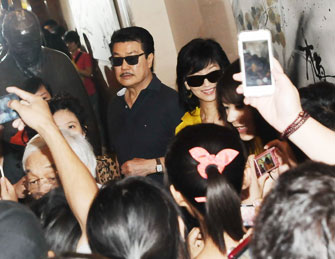  赵雅芝夫妇亮相酒店遭围堵