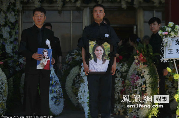 <em>央视女主播</em>王欢<em>老公</em>出席追悼会照片[高清大图