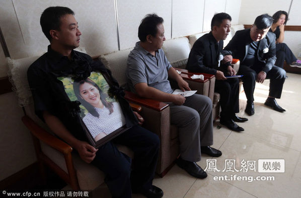 <em>央视女主播</em>王欢<em>老公</em>出席追悼会照片[高清大图