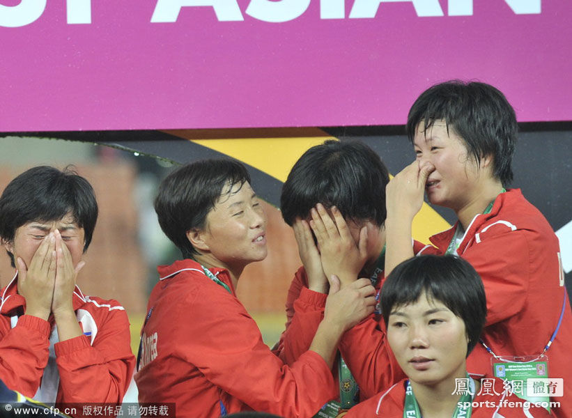 东亚杯-朝鲜女足夺冠 朝韩球员赛后相拥庆祝