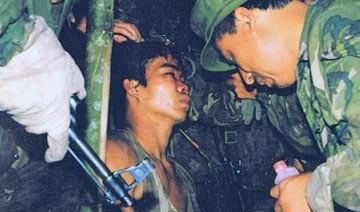 对越作战期间解放军侦察队捕获越南俘虏珍贵瞬间”