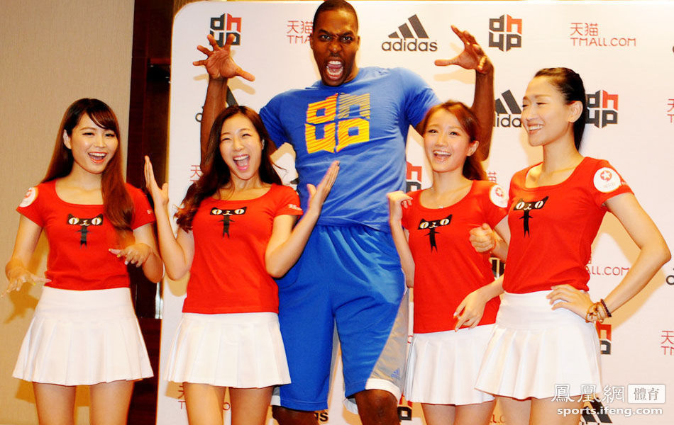 霍华德抵达杭州继续中国行 披超人斗篷调戏女