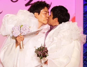 韩名导演与同性友人公开完婚