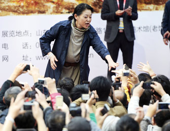 倪萍回乡办画展 获千名粉丝簇拥