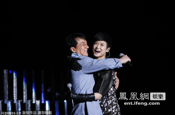 成龙演唱会现场拥抱李宇春[高清大图]