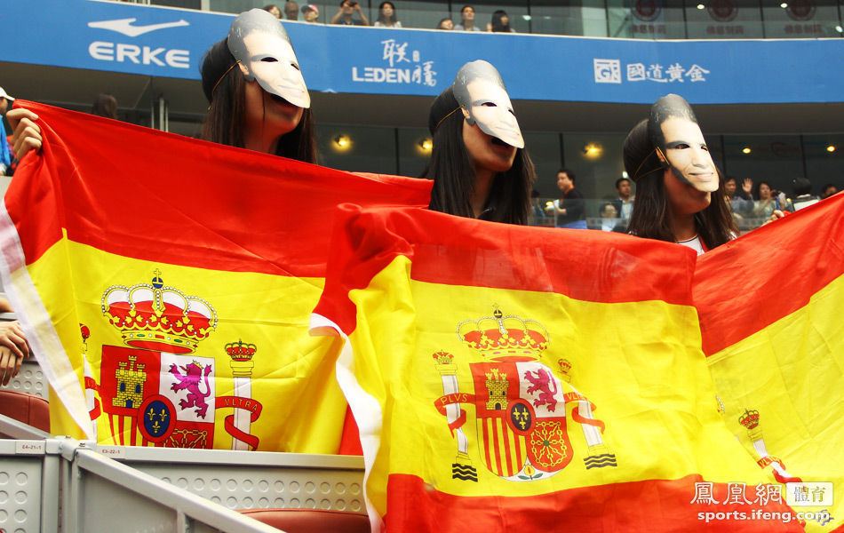 中网-女球迷支持纳豆有高招 戴面具拉国旗穿皇