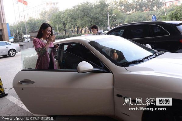 郭美美驾驶玛莎拉蒂跑车亮相.发布会现场,郭美美性感亮相,与高清图片