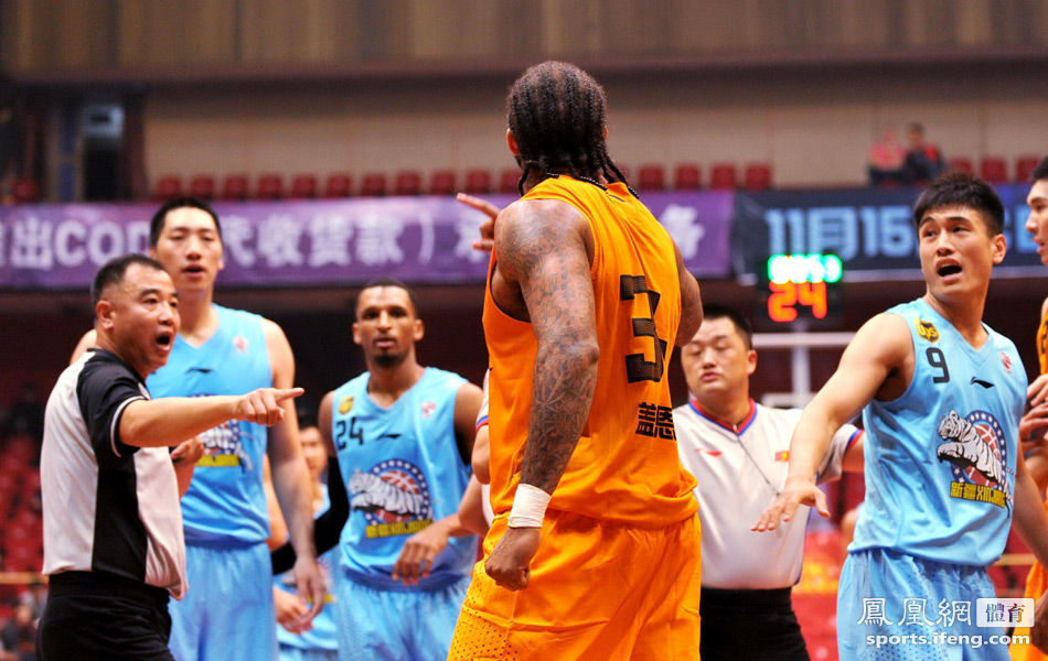 CBA季前赛-大唐查尔斯冲突 山西不敌新疆两连