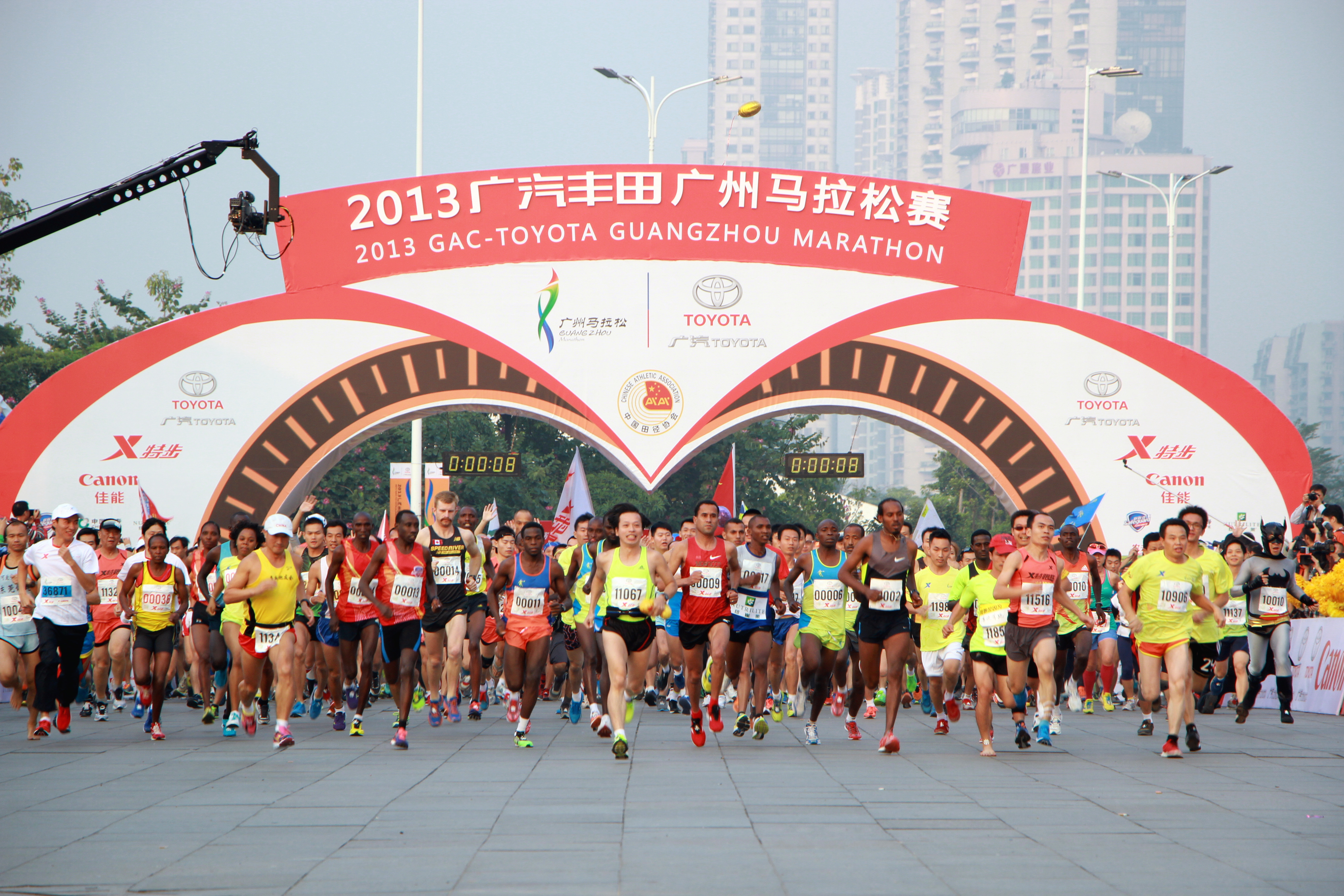 2013广汽丰田广州马拉松赛 2万多选手奔跑羊