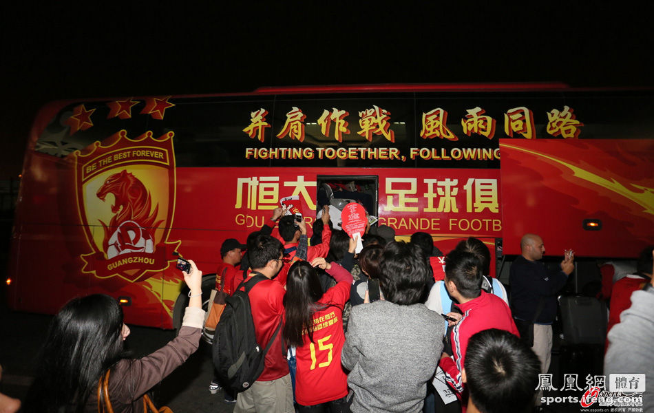 广州恒大队出征世俱杯 大批球迷深夜机场送行