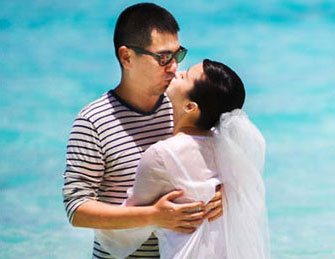 蒋勤勤陈建斌补办婚礼甜蜜热吻