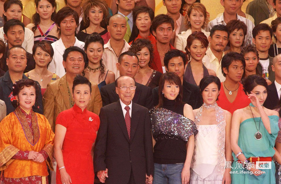 2006年tvb 39周年"万千星辉贺台庆"大合影,邵逸夫左一左二为汪明荃,薛