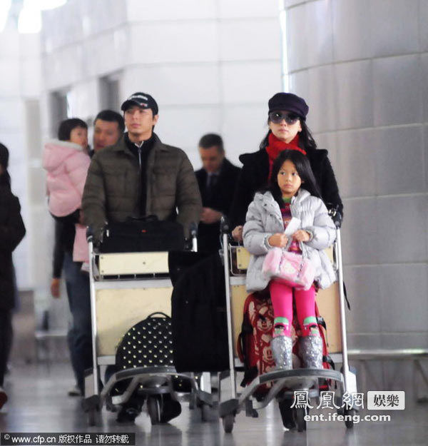 辣妈翁虹携老公爱女温馨出游[高清大图]