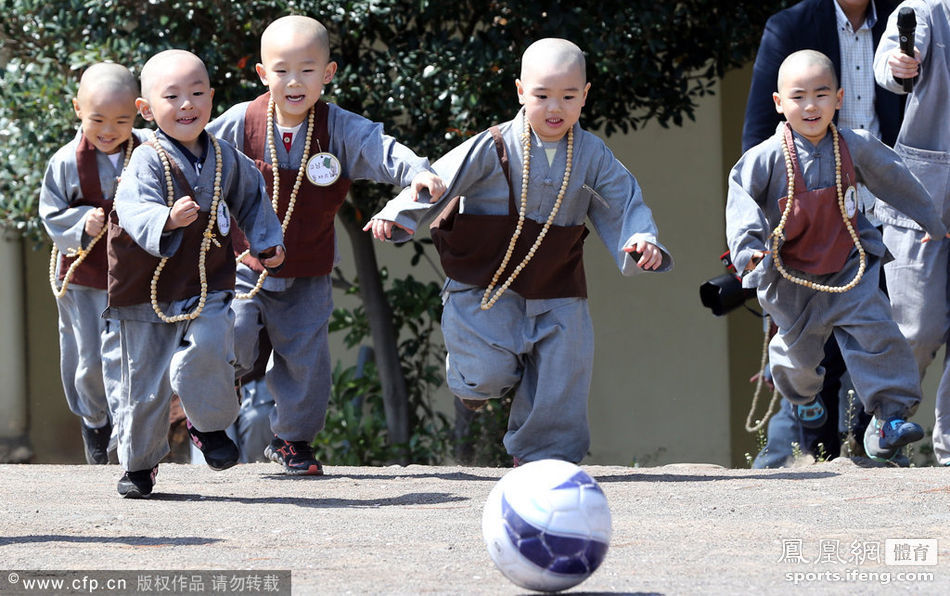 韩国寺院举办足球赛 小和尚穿僧服挂佛珠带球