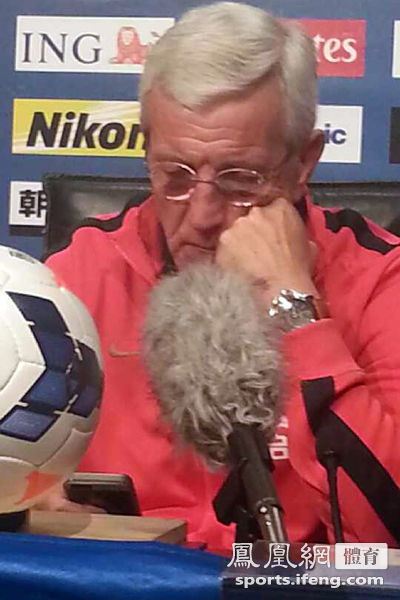 亚冠-中英意三语翻译耗时长 里皮发布会无聊玩