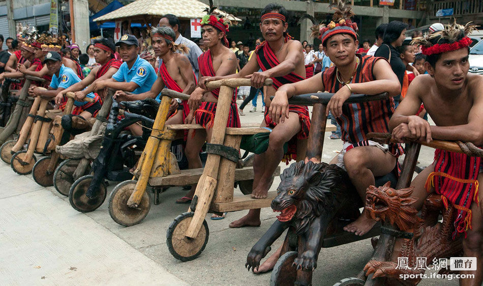 菲律宾举办传统木制摩托车赛 各种图腾眼花缭