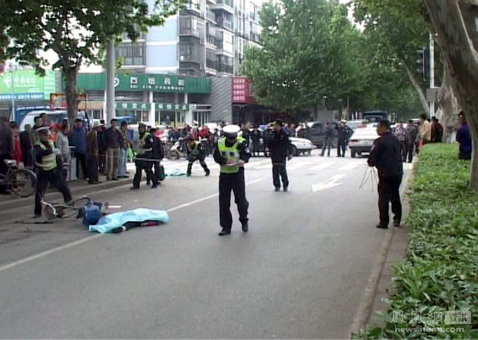 南京一货车司机撞人逃逸 2死1伤-中国学网-中国