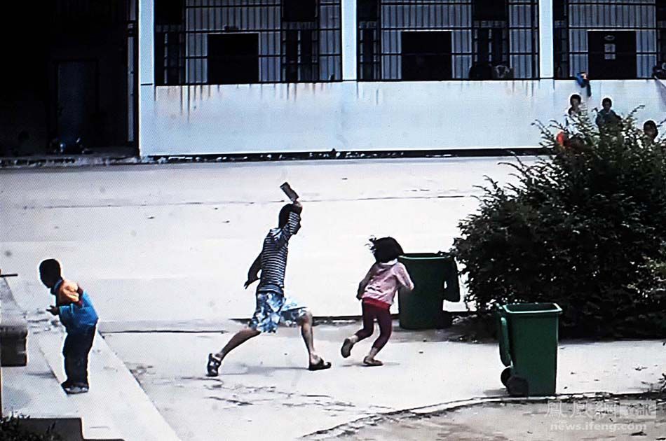 二千沙龙社区-湖北麻城一男子闯入学校砍伤8名