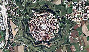 意大利小城保存完好：与500年前地图一样 唯护城河干涸