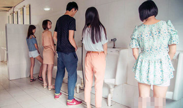 东莞大学生在厕所拍毕业照